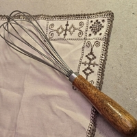 metal-piskeris-træhåndtag-gammelt-køkkenredskab